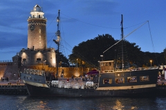 Reise Kolberg Leuchtturm Schiff abends